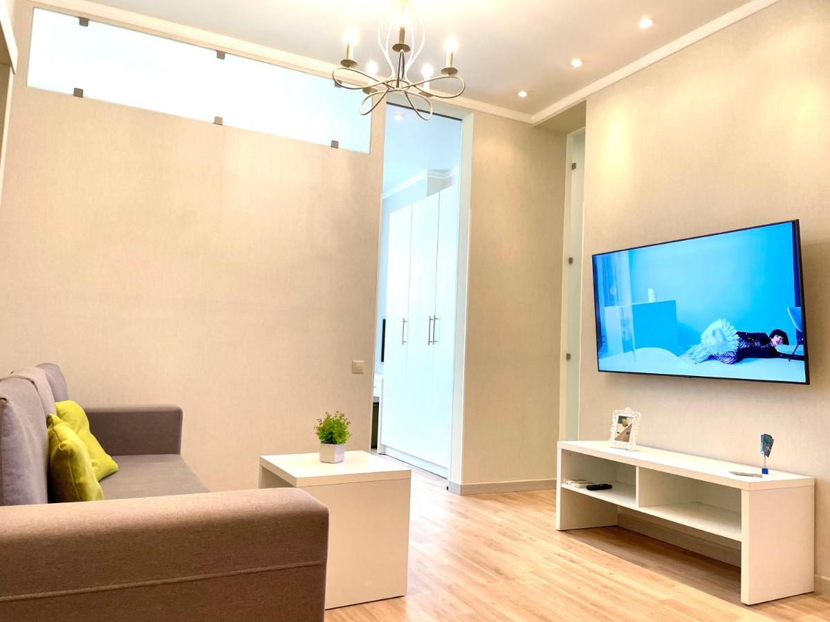 Navit Luxury Apartments With Breakfast Near The Railway Station, The City Center And The Park Kyiv Exterior photo